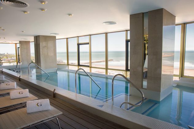 El hotel combina entretenimiento, gastronomía y relax, con espacios para niños, adolescentes y adultos durante todo el receso invernal.