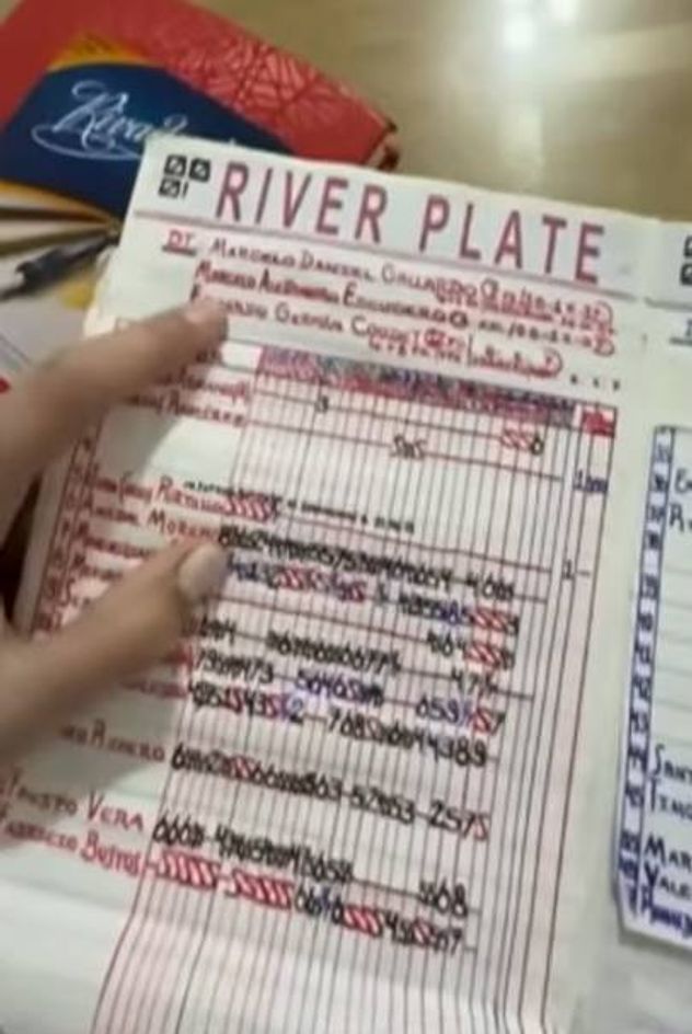 Escribe desde hace años los resúmenes de los partidos de fútbol.