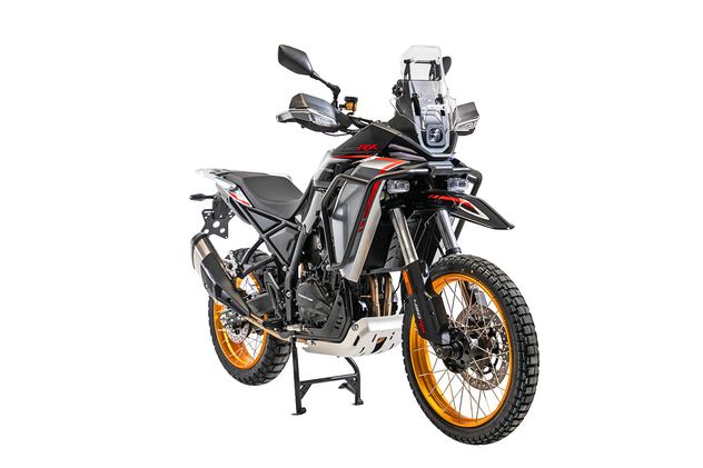La QJMotor SRT 450 RX equipa un motor bicilíndrico en línea de 449 cc con refrigeración líquida. Desarrolla 47,9 CV a 9.500 rpm y un torque máximo de 41 Nm a 8.000 rpm.