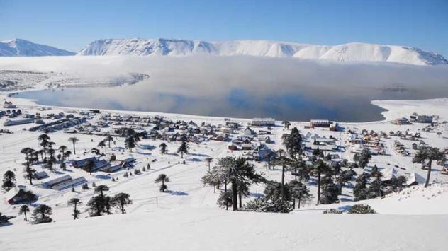 Caviahue combina nieve, bosques de araucarias, un centro de esquí y paisajes volcánicos, convirtiéndose en una de las joyas menos conocidas de la Patagonia.