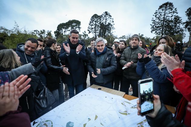 El gobernador Martín Llaryora supervisó este viernes las obras de renovación del Parque de las Tejas, acompañado por el ministro de Vinculación y Gestión Institucional, Miguel Siciliano. (Prensa Gobierno de Córdoba)
