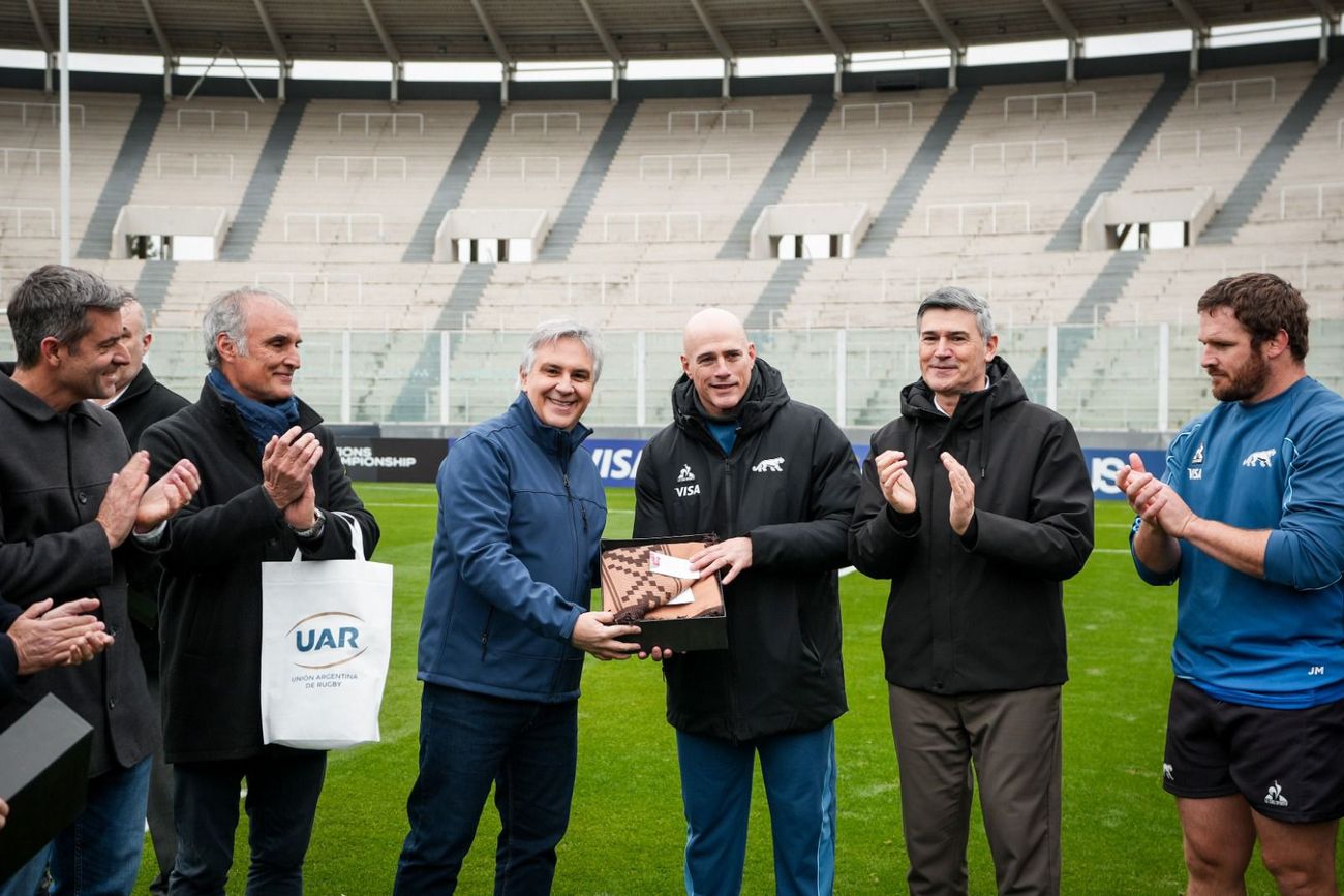 El gobernador Martín Llaryora y el intendente Daniel Passerini presenciaron este viernes el entrenamiento del equipo de Los Pumas, en el estadio Mario Kempes. (Prensa Gobierno de Córdoba) 