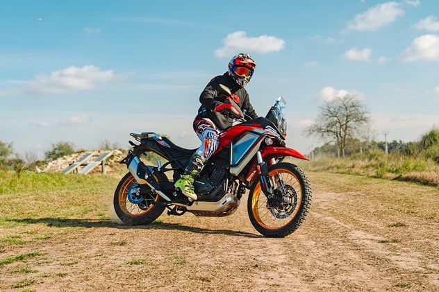 Frente a la moto más vendida del segmento, la CF Moto 450MT, la QJ SR 450 RX cuesta $3.300.000 menos.