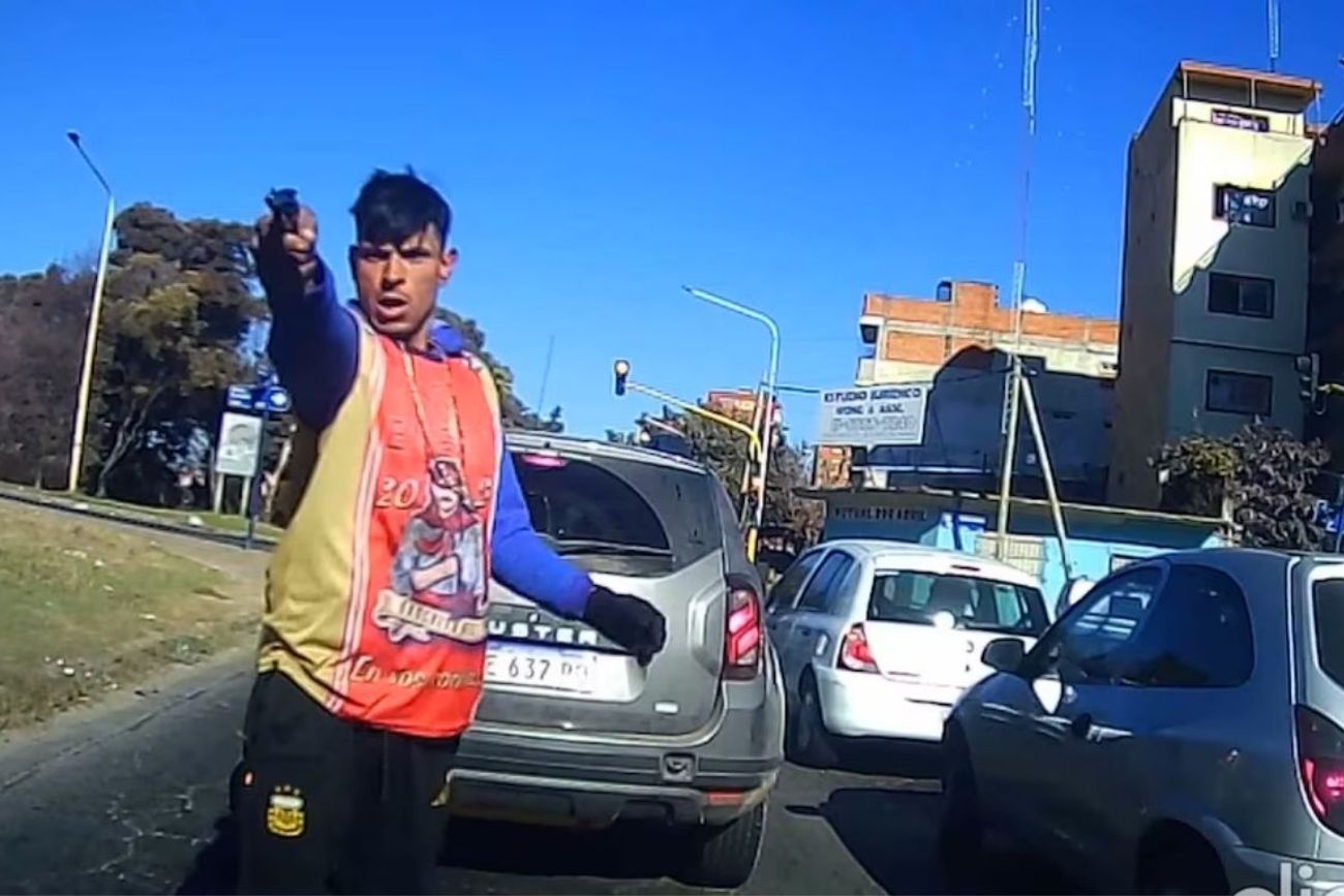 Violento intento de robo en La Matanza: le apuntó con un arma a una mujer que detuvo su auto en un semáforo.