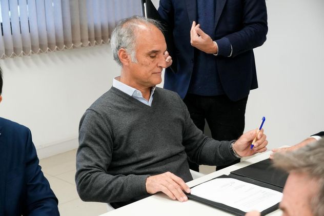 El cordobés Félix Páez Molina, presidente de la Unión Argentina de Rugby, en la firma del acuerdo. 