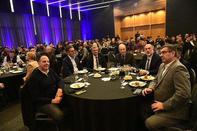 Juan Tillard, gerente general de La Voz; Guido Sandleris, titular de la Fundación Ecosur; Horacio Marín, CEO de YPF; Manuel Tagle, presidente de la Bolsa de Comercio de Córdoba; Guillermo Acosta, ministro de Finanzas de la Provincia; Gabriel Bornoroni, diputado nacional por La Libertad Avanza; y Raúl Paolasso, presidente del Banco de Córdoba.