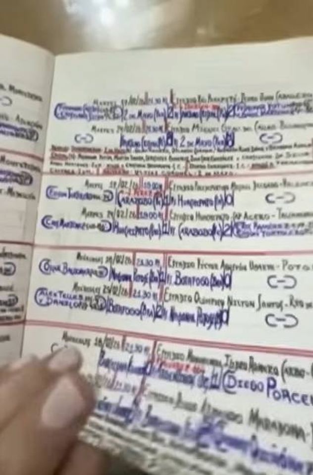 Escribe desde hace años los resúmenes de los partidos de fútbol.