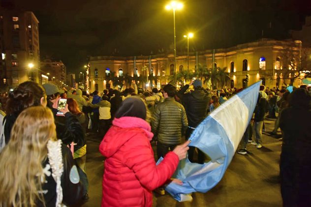 Hinchas festejan la victoria de Argentina ante Cabo Verde frente al Patio Olmos, en el centro de Córdoba.