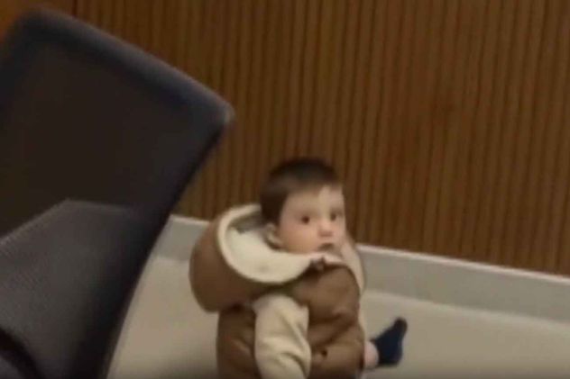 Fue a trabajar con su bebé y se lo olvidó.