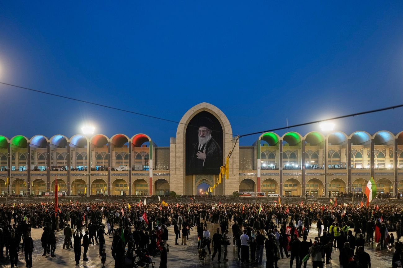 Comenzó el funeral del ayatolá Ali Khamenei en Irán con una multitudinaria despedida en Teherán. (AP Foto / Altaf Qadri)