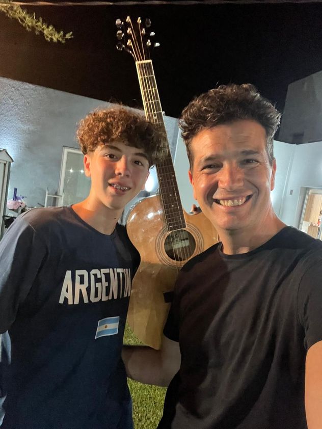 Con Dante, su hijo. Comparten la pasión por el rock, la pesca, la guitarra y el básquet.