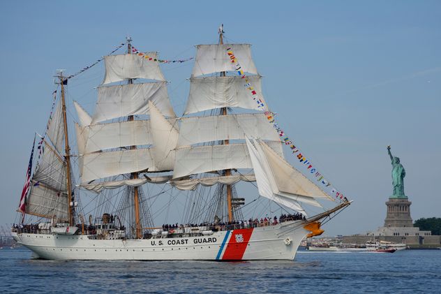 Desfile Internacional de Velas, parte de Sail250, una concentración de grandes veleros y buques militares, el sábado 4 de julio de 2026, en Nueva York. 