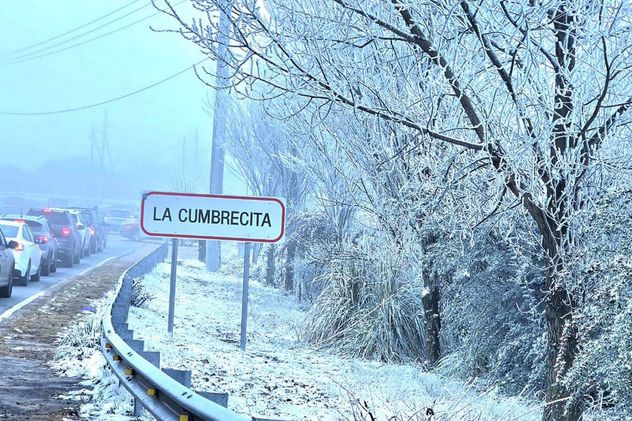La villa de La Cumbrecita teñida totalmente de blanco. Con una temperatura de 0°C y ocupación hotelera que alcanza el 100%, el paisaje nevado se convirtió en el gran imán para miles de turistas.