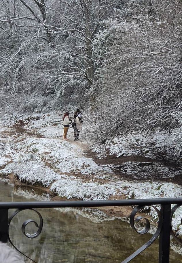 La villa de La Cumbrecita teñida totalmente de blanco, semanas atrás. Con una temperatura de 0°C y ocupación hotelera que alcanza el 100%, el paisaje nevado se convirtió en el gran imán para miles de turistas.