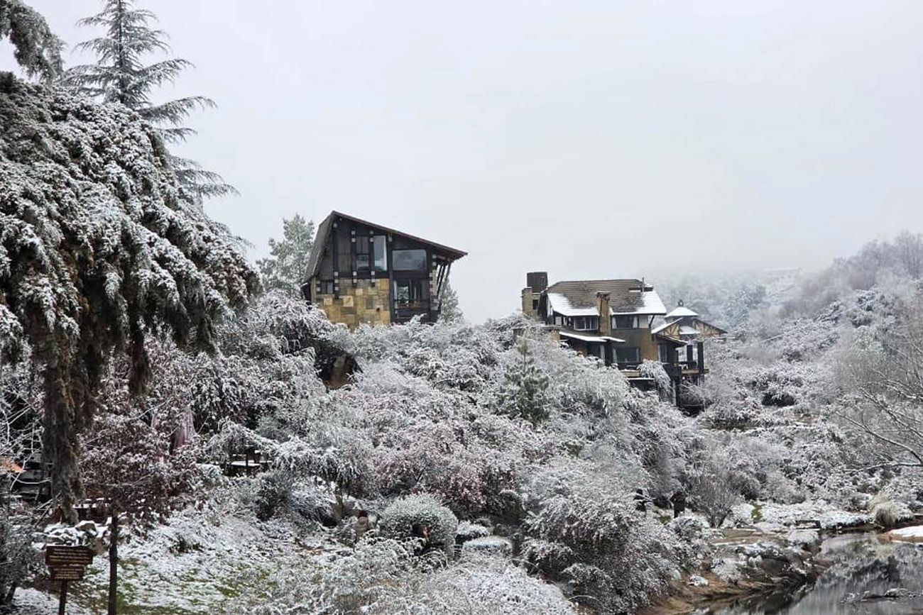 La villa de La Cumbrecita teñida totalmente de blanco, dos semanas atrás. Con una temperatura de 0°C y ocupación hotelera que alcanza el 100%, el paisaje nevado se convirtió en el gran imán para miles de turistas.  