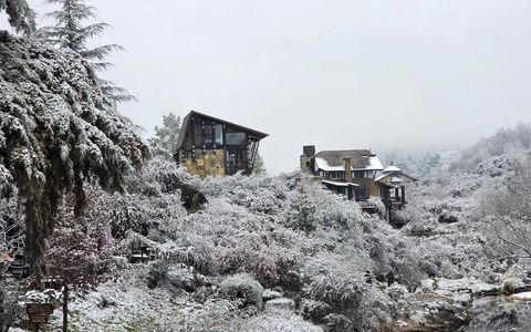 La villa de La Cumbrecita teñida totalmente de blanco, dos semanas atrás. Con una temperatura de 0°C y ocupación hotelera que alcanza el 100%, el paisaje nevado se convirtió en el gran imán para miles de turistas.  