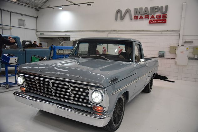 Maipú Garage presentó una camioneta Ford F 100 de 1969 completanrestaurada.mente