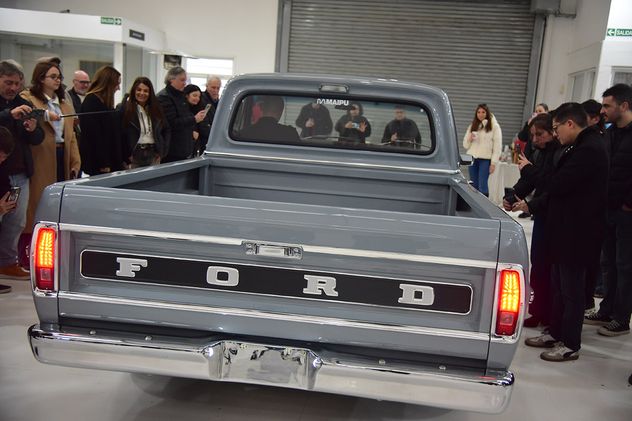 Maipú Garage presentó una camioneta Ford F 100 de 1969 completanrestaurada.mente