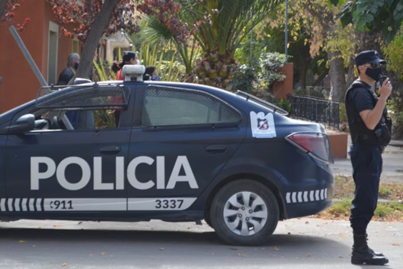 Femicidio en Mendoza: mató a su pareja de 24 años, escapó y se entregó más de un día después.