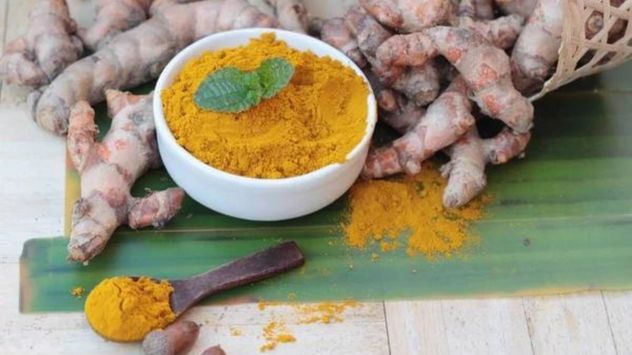 La cúrcuma es considerada un símbolo de prosperidad en distintas tradiciones y muchas personas la utilizan como amuleto de manera simbólica.