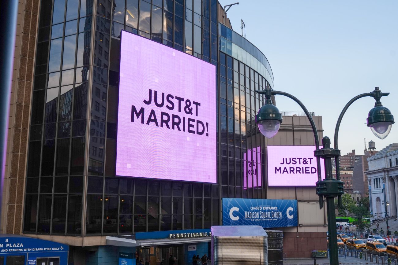 El cartel que anunció el casamiento de Taylor Swift y Travis Kelce. 