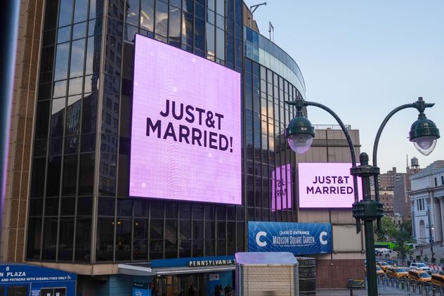 El cartel que anunció el casamiento de Taylor Swift y Travis Kelce.