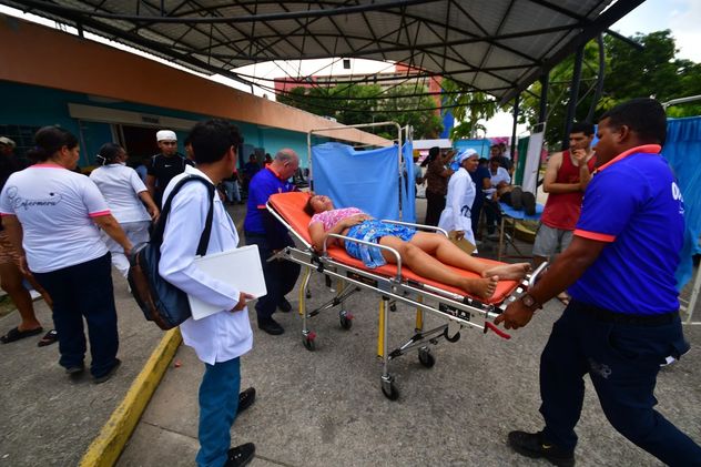 Paramédicos transportan a una mujer herida en un hospital de Morón, Venezuela (Jacint Oliveros) 