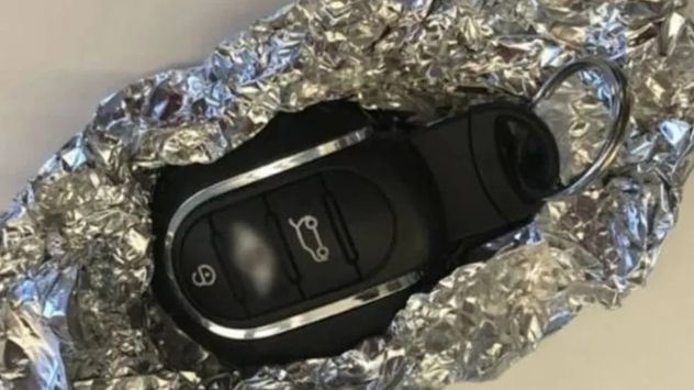 Por qué recomiendan envolver las llaves del auto en papel aluminio para evitar robos.