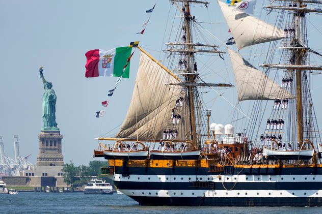 Desfile Internacional de Velas, parte de Sail250, una concentración de grandes veleros y buques militares, el sábado 4 de julio de 2026, en Nueva York. 