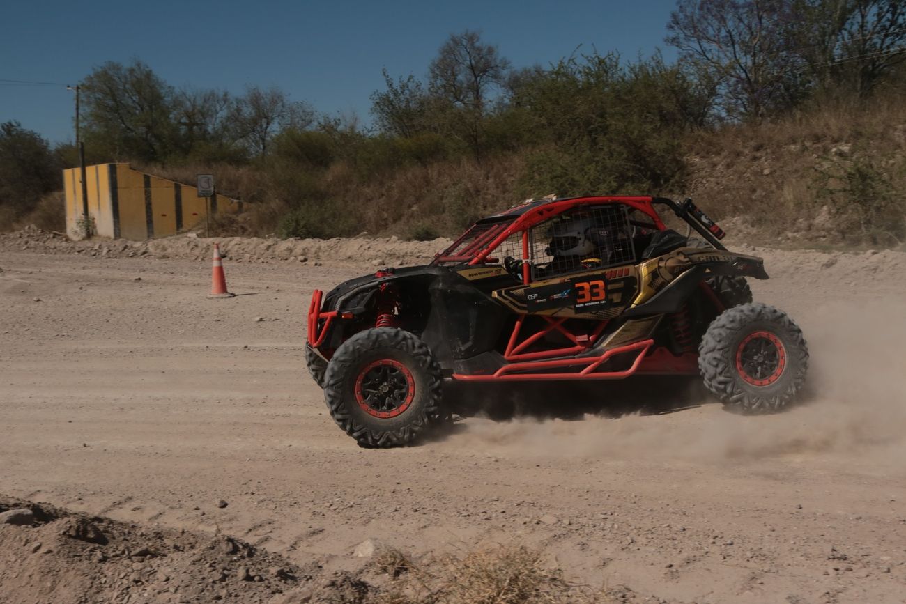 Las unidades UTV marcaron el ritmo en el comienzo del Rally Regional del Bicentenario en Villa Nueva.