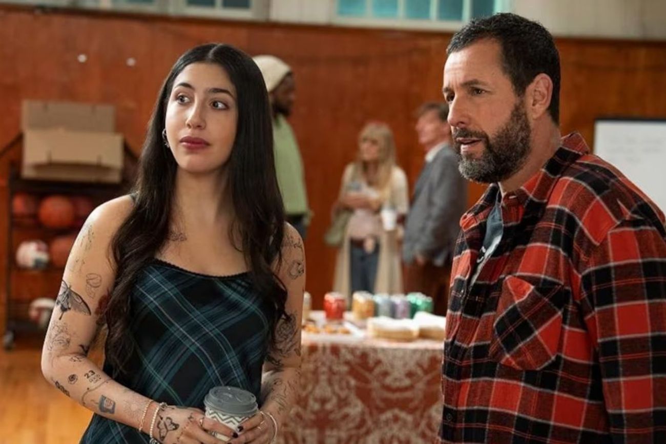 Sunny Sandler protagoniza una historia que explora los vínculos de amistad y los desafíos emocionales durante la vida universitaria.