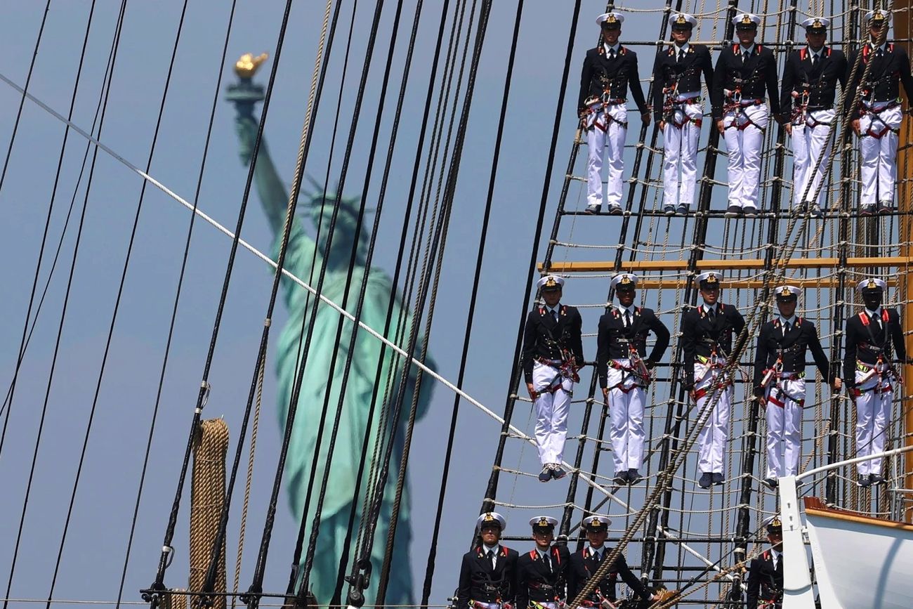 Marineros de un velero pasan por el puerto de Nueva York frente a la Estatua de la Libertad en el Día de la Independencia (Pamela Smith).