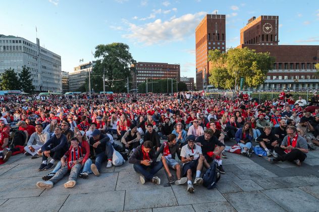 Las calles de la capital noruega, Oslo, colmadas en el festejo por la clasificación de la selección a los cuartos de final del Mundial. (AP)