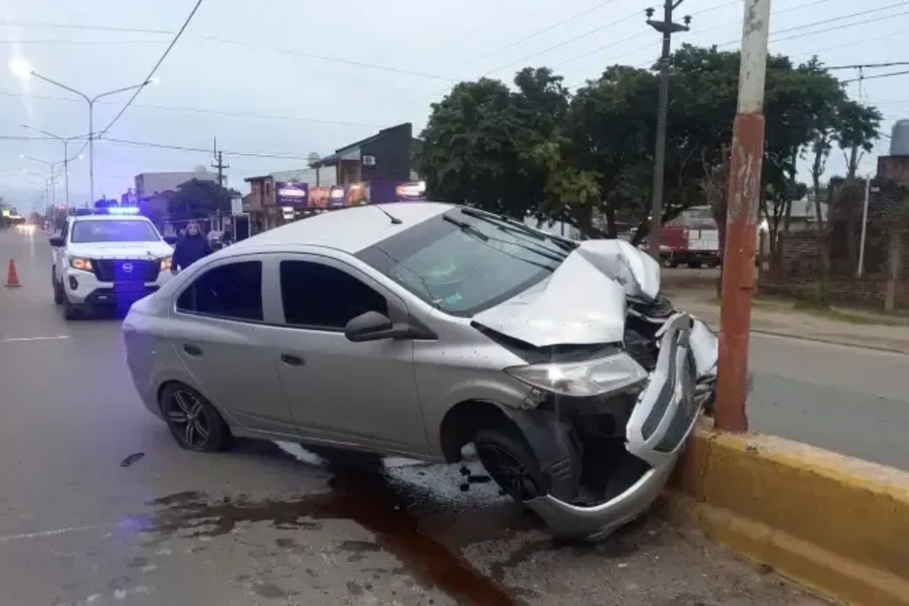 Un hombre de 26 años impactó su auto contra un poste de luz