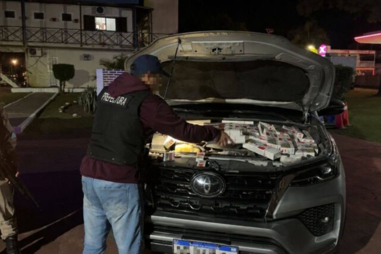 La Policía desbarató un intento de contrabando: tenían la mercadería en el motor del auto