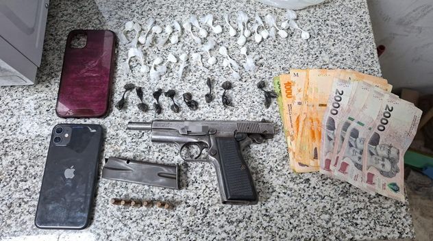 Córdoba. Un joven de 21 años y una adolescente de 16 fueron detenidos con un arma y 36 envoltorios de cocaína.
