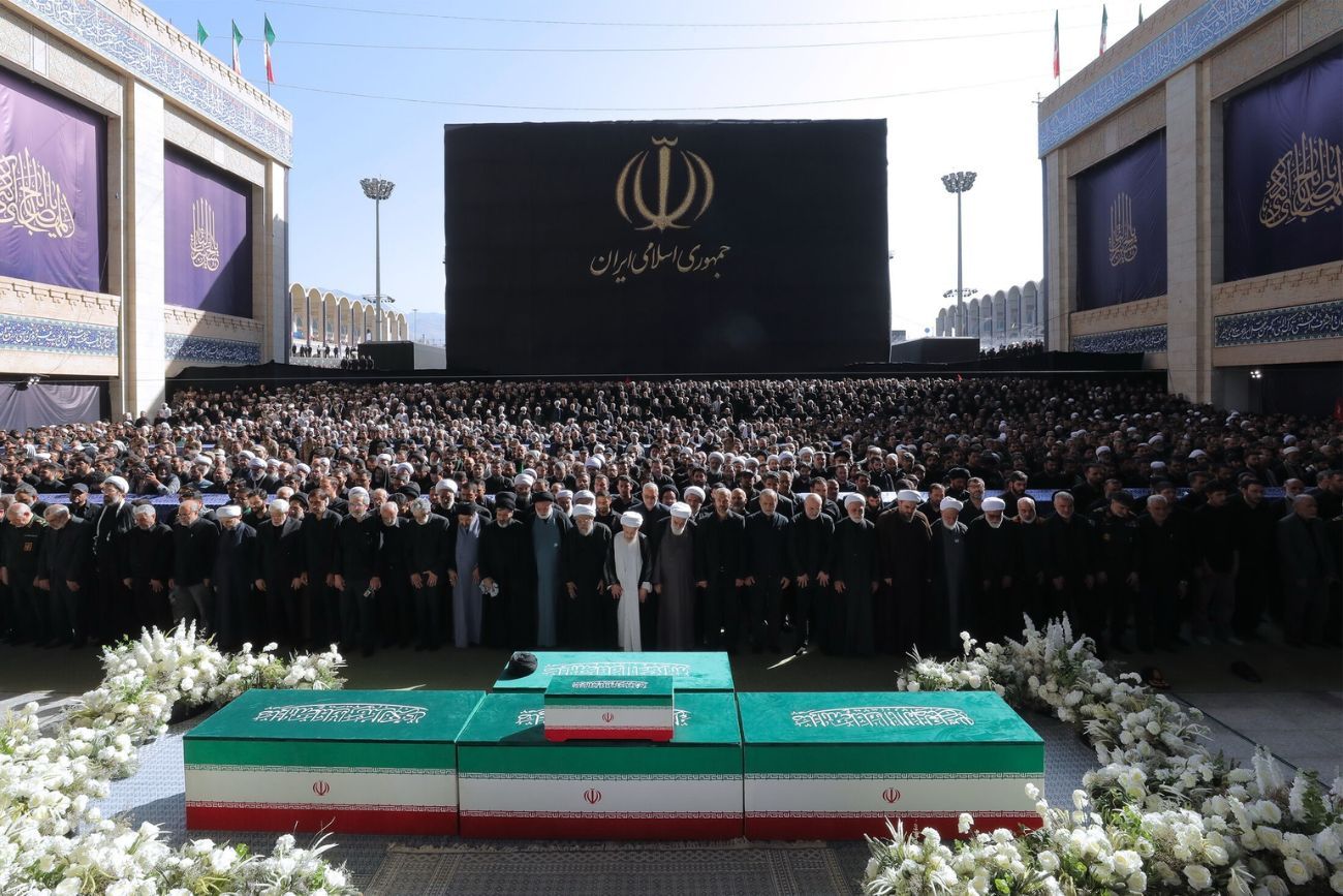 Funeral de Alí Jamenei: multitud en Irán, amenazas contra Trump y ausencia de su hijo