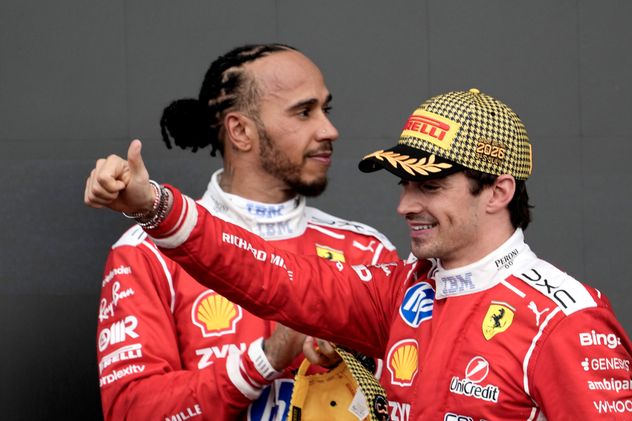 Charles Leclerc, con Ferrari, ganó el Gran Premio de Inglaterra; su compañero de equipo Lewis Hamilton terminó tercero.