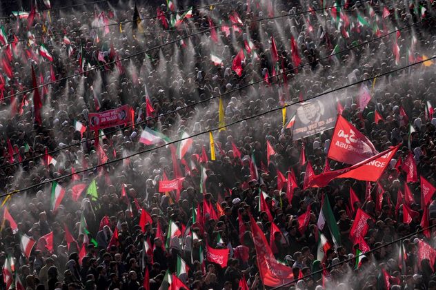 Funeral de Alí Jamenei: multitud en Irán, amenazas contra Trump y ausencia de su hijo