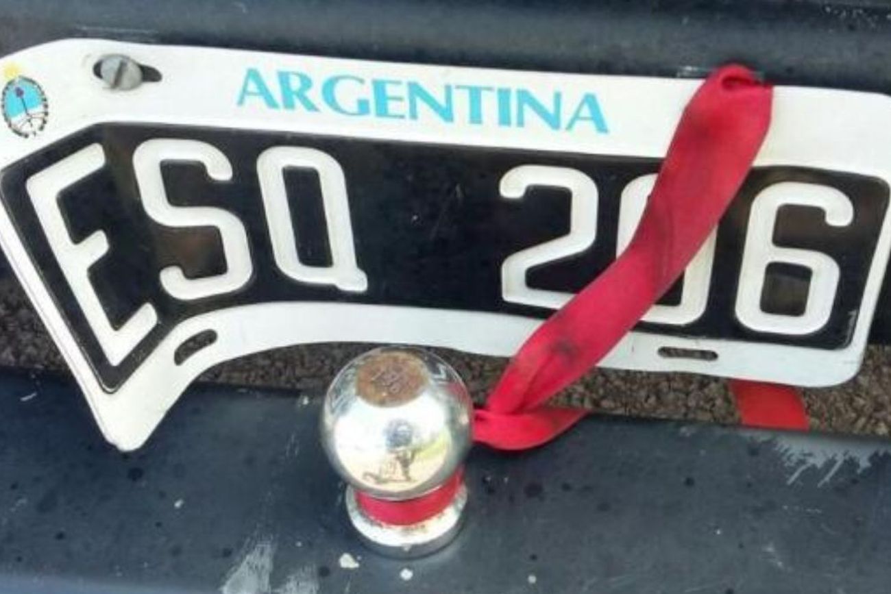 Qué significa poner una cinta roja en la patente del auto 