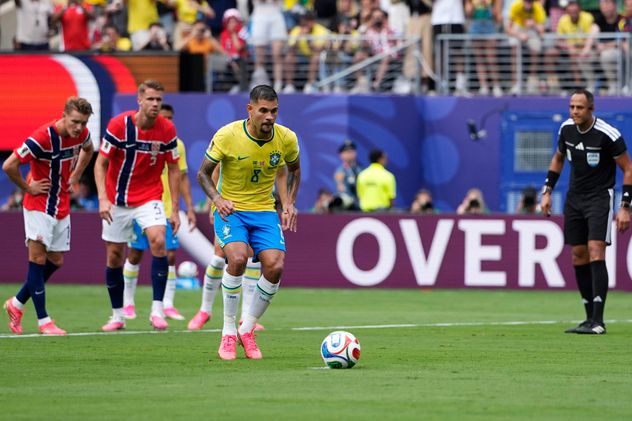 Bruno Guimarães falló un penal en el primer tiempo.