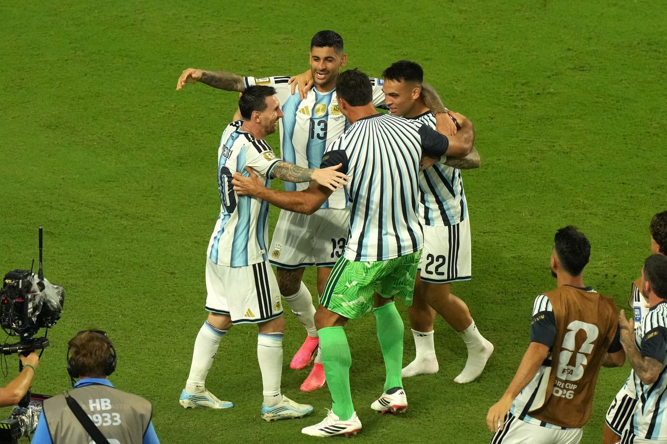 Cuti Romero de cabeza, o en contra, es la duda del gol que le dio a la Argentina el pase a los octavos de final en el Mundial. (AP)