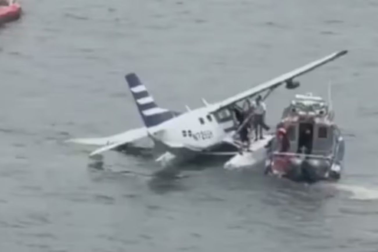 Una avioneta cayó en el East River de Nueva York.