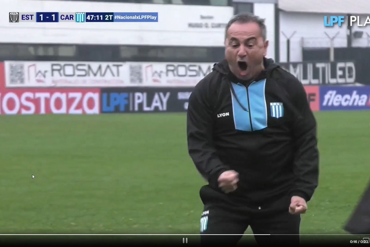 Gustavo Coleoni y el gol de Valsangiácomo. Dispuso su ingreso y el delantero empató el juego ante Estudiantes de Caseros en el final, del partido regreso del "Sapito" a Racing. 