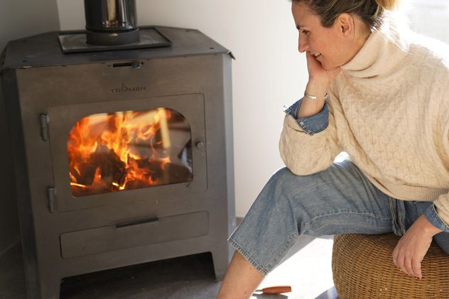 Las estufas de doble combustión consumen menos leña, tienen mayor autonomía, resultan más limpias y seguras.