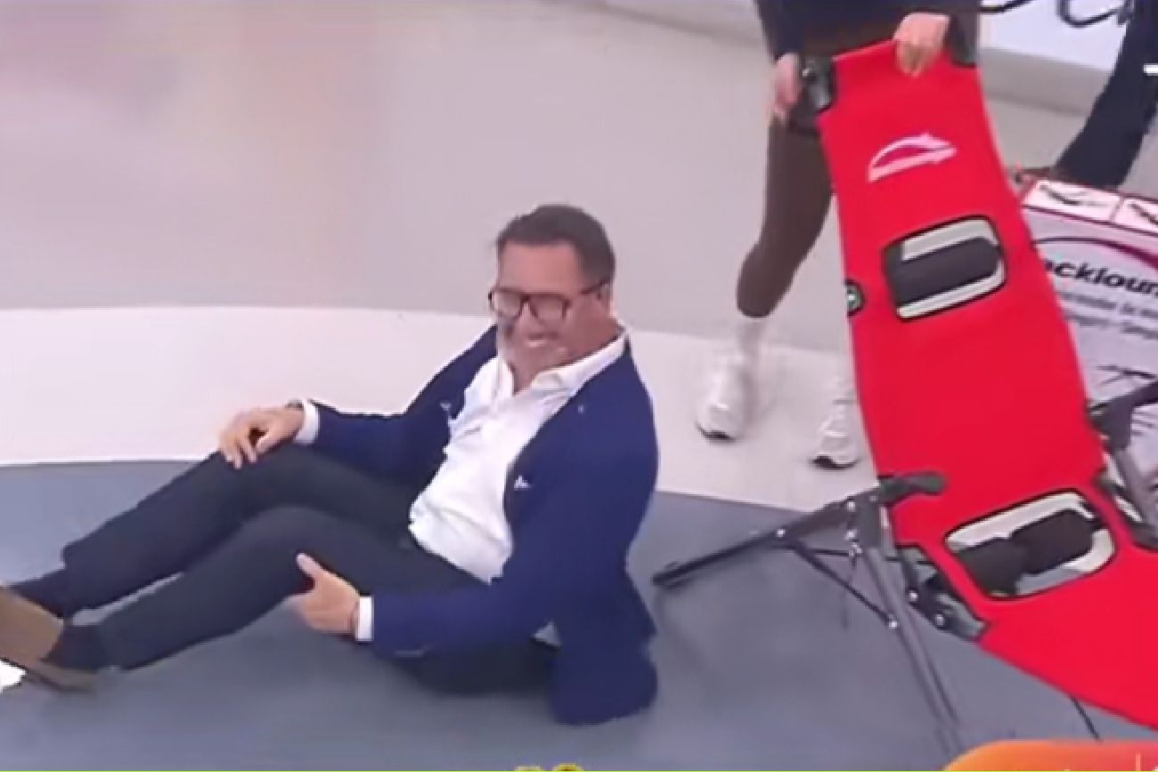 Se cayó de la silla en vivo.