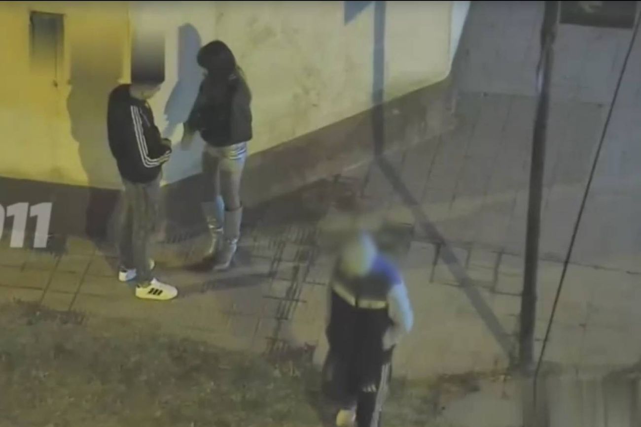 Córdoba. Un joven de 21 años y una adolescente de 16 fueron detenidos con un arma y 36 envoltorios de cocaína.
