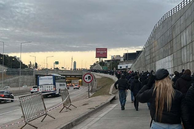 Salida del Kempes por una de las colectoras luego del partido entre Los Pumas y Escocia.