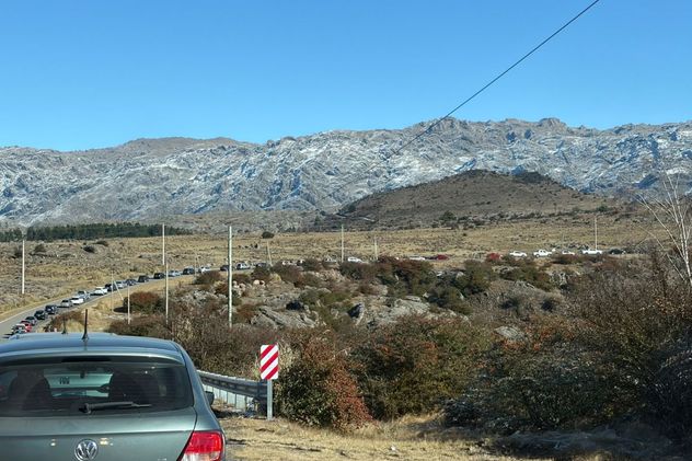 La nieve colapsó el acceso a La Cumbrecita: largas filas y demoras para llegar este domingo