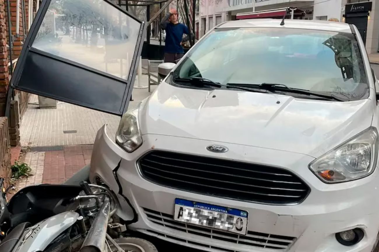 Buscan a un conductor de Audi que chocó, destruyó un local y huyó en pleno centro de La Plata